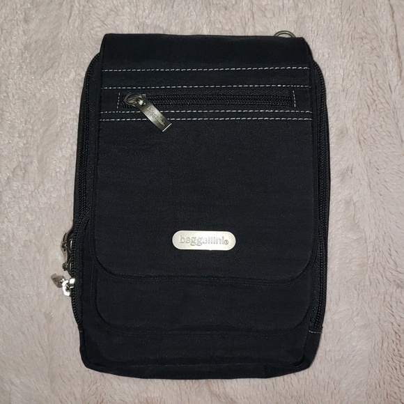 Baggallini Handbags - Baggalini Black Nylon Multi Pocket Purse
